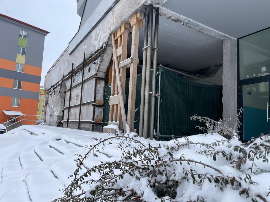 V těchto místech nad původním dlouhým schodištěm stávala dřevěná terasa U Kojota. Pohled dovnitř dokládá, že strop bývalého baru je zakryt deskami z polystyrenu.