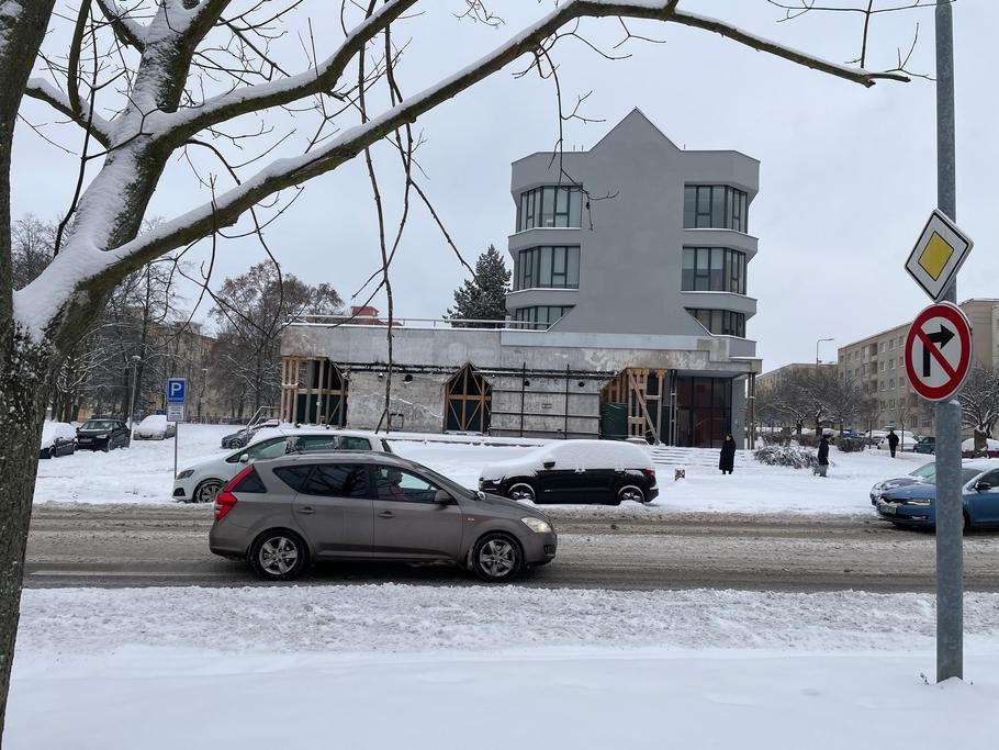 Mostecká ulice Františka Halase a objekt, v němž až do noci 11. ledna 2025 fungovala restaurace U Kojota. 