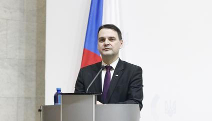 Ministr zahraničí Petr Macinka (Motoristé), jehož první návštěva na Ukrajině je velmi sledovaná nejen českou veřejností, ale také ukrajinskými politiky. 