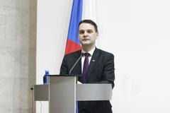 Ministr zahraničí Petr Macinka (Motoristé), jehož první návštěva na Ukrajině je velmi sledovaná nejen českou veřejností, ale také ukrajinskými politiky. 