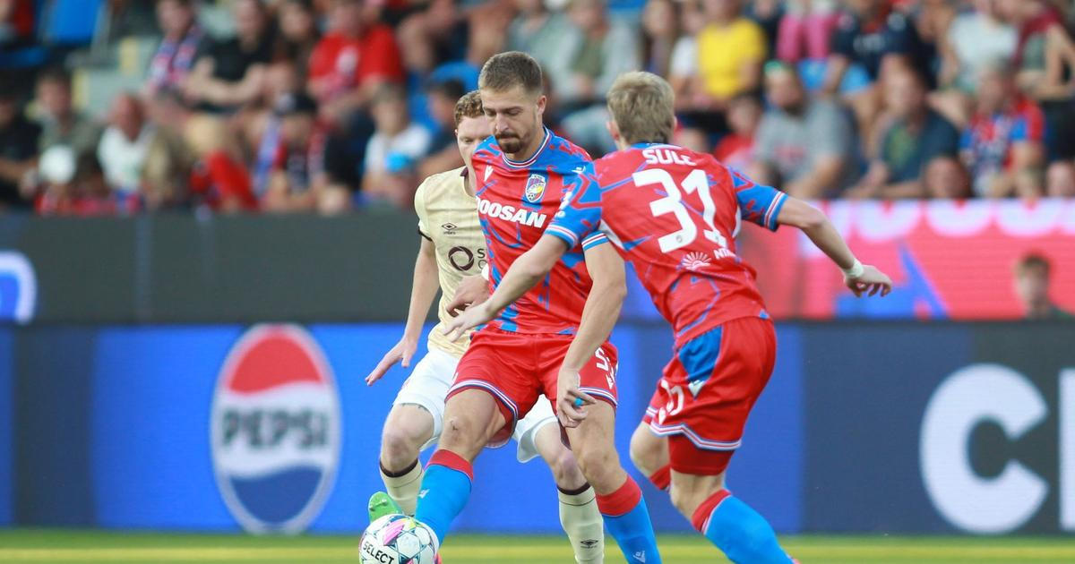 "Ty malej zmetku." Bizár v zápase Plzně, soupeř srazil svého spoluhráče k zemi