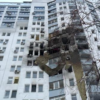 Politici navštívili i místo, které zasáhl ruský dron. Noční útok nepřežilo několik ukrajinských civilistů.