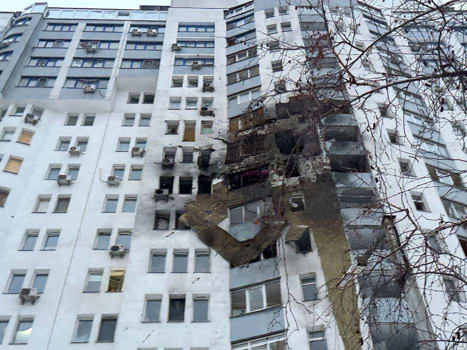 Politici navštívili i místo, které zasáhl ruský dron. Noční útok nepřežilo několik ukrajinských civilistů.