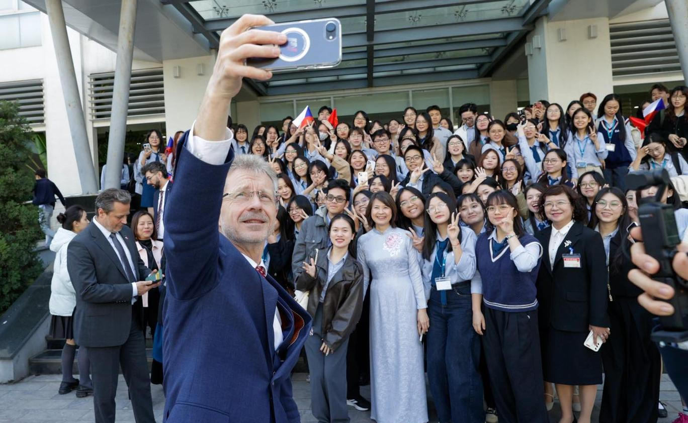 Předseda horní komory Miloš Vystrčil strávil několik dní v Ho Či Minově Městě a v Hanoji. Setkal se jak s vietnamskými politickými špičkami, tak se studenty diplomacie či Vietnamci, kteří kdysi žili v Československu.
