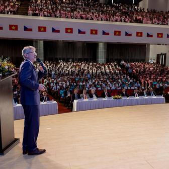 A co vietnamské jídlo? „Nejraději mám polévku phở s hovězím masem, všiml jsem si, že je vždy trochu jiná v Hanoji a Ho Či Minově Městě. Jsem z ní nadšený, je velmi dobrá a zdá se mi, že se z ní netloustne,“ uvedl Vystrčil.
