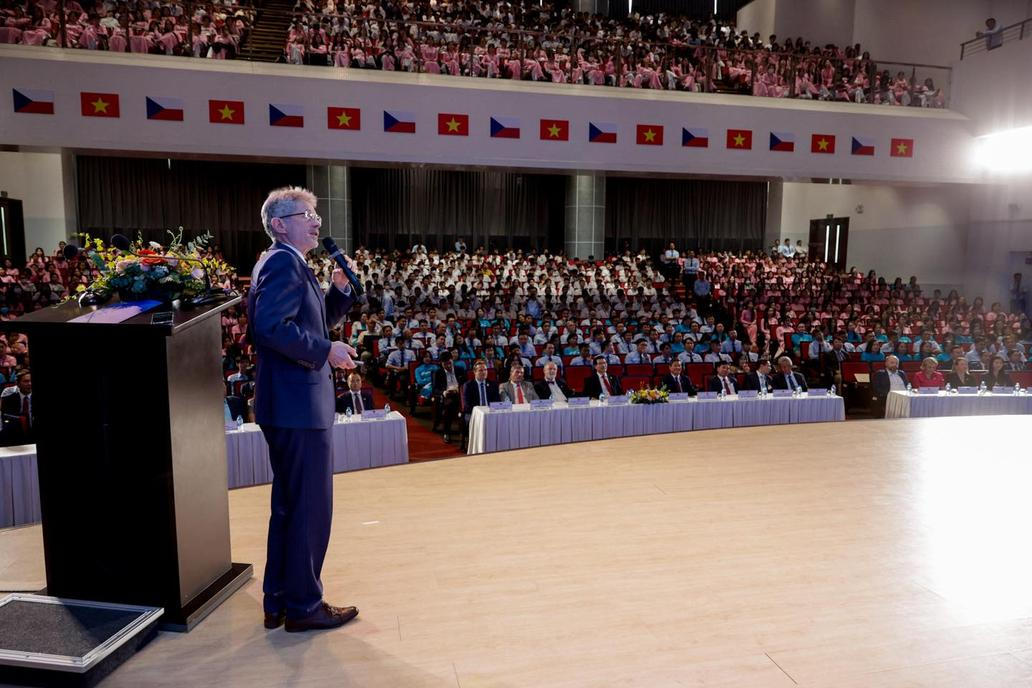 A co vietnamské jídlo? „Nejraději mám polévku phở s hovězím masem, všiml jsem si, že je vždy trochu jiná v Hanoji a Ho Či Minově Městě. Jsem z ní nadšený, je velmi dobrá a zdá se mi, že se z ní netloustne,“ uvedl Vystrčil.