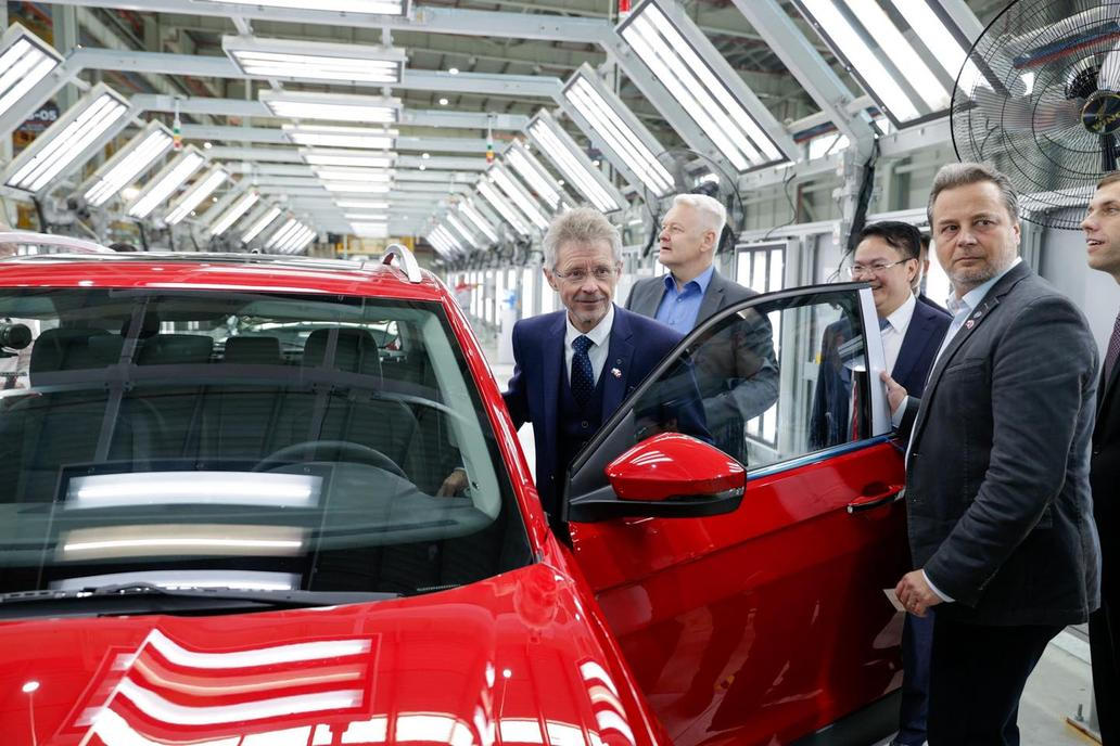 Během pracovní cesty ve Vietnamu zamířila delegace i do nové české továrny Škoda Auto v provincii Quảng Ninh.