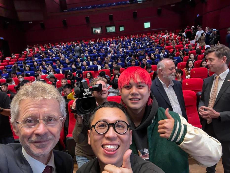 V rámci programu se šéf Senátu zúčastnil i promítání česko-vietnamského filmu Letní škola: 2001.