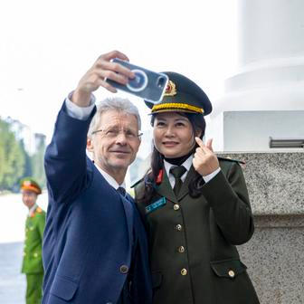 Podle Vystrčila existuje mezi Českem a Vietnamem silné pojítko, které by mohlo posílit spolupráci mezi oběma zeměmi. Přišla řeč na to, co se dá dělat na poli Parlamentu, průmyslu, vědy, techniky, vzdělávání a vzájemné výměny studentů.