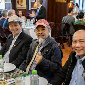 Setkání s Vietnamci, kteří kdysi žili a studovali v Československu, předsedu Senátu překvapilo. Zazpívali mu totiž „Okolo Hradce“ i písničku od Olympicu.