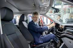 Po návštěvě továrny Škody se delegace přesunula do závěrečné destinace – vietnamského města Ha Long, které proslavily vápencové skály v zátoce.