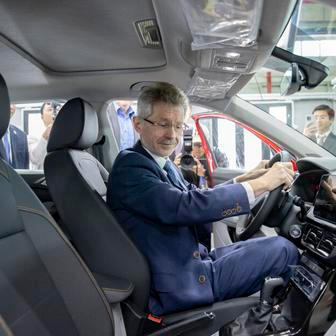 Po návštěvě továrny Škody se delegace přesunula do závěrečné destinace – vietnamského města Ha Long, které proslavily vápencové skály v zátoce.