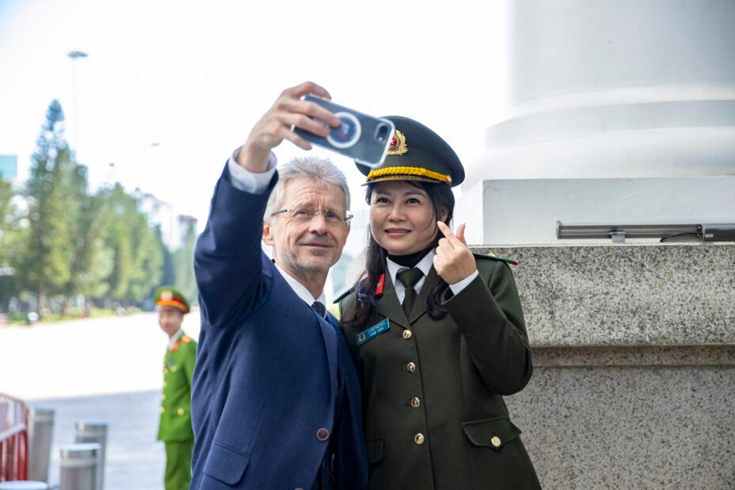 Podle Vystrčila existuje mezi Českem a Vietnamem silné pojítko, které by mohlo posílit spolupráci mezi oběma zeměmi. Přišla řeč na to, co se dá dělat na poli Parlamentu, průmyslu, vědy, techniky, vzdělávání a vzájemné výměny studentů.