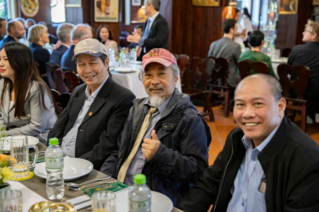 Setkání s Vietnamci, kteří kdysi žili a studovali v Československu, předsedu Senátu překvapilo. Zazpívali mu totiž „Okolo Hradce“ i písničku od Olympicu.