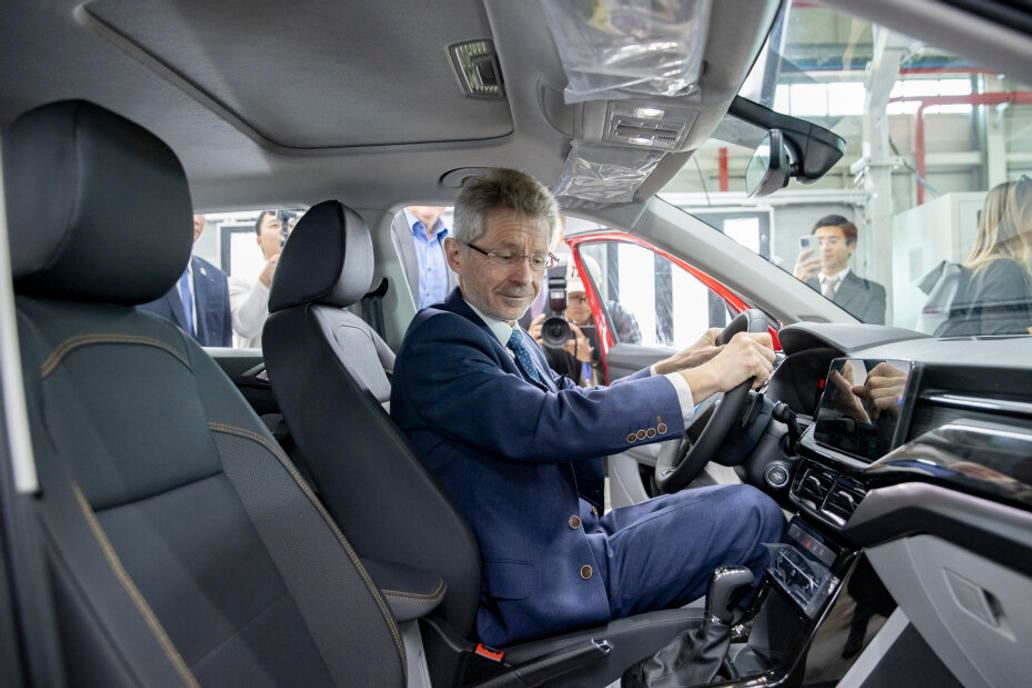 Po návštěvě továrny Škody se delegace přesunula do závěrečné destinace – vietnamského města Ha Long, které proslavily vápencové skály v zátoce.