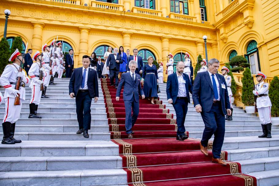 Podle Vystrčila existuje mezi Českem a Vietnamem silné pojítko, které by mohlo posílit spolupráci mezi oběma zeměmi. Přišla řeč na to, co se dá dělat na poli Parlamentu, průmyslu, vědy, techniky, vzdělávání a vzájemné výměny studentů.