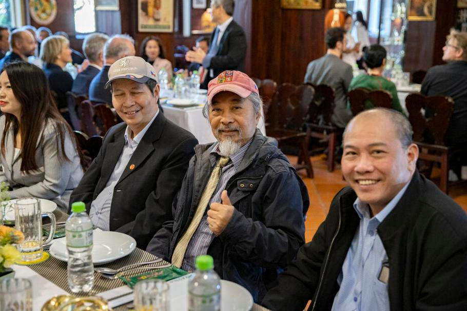 Setkání s Vietnamci, kteří kdysi žili a studovali v Československu, předsedu Senátu překvapilo. Zazpívali mu totiž „Okolo Hradce“ i písničku od Olympicu.