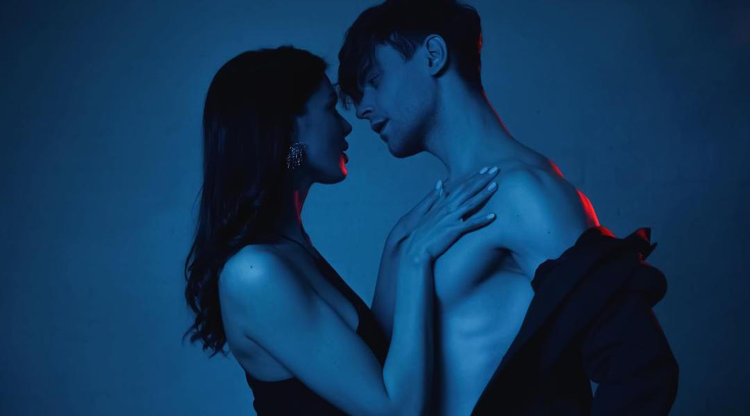 Intimita se v roce 2026 posouvá od výkonu k prožitku – do ložnic vstupují technologie, udržitelnost i vědomější přístup k sexu a vztahům.