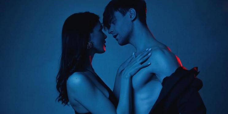 Intimita se v roce 2026 posouvá od výkonu k prožitku – do ložnic vstupují technologie, udržitelnost i vědomější přístup k sexu a vztahům.