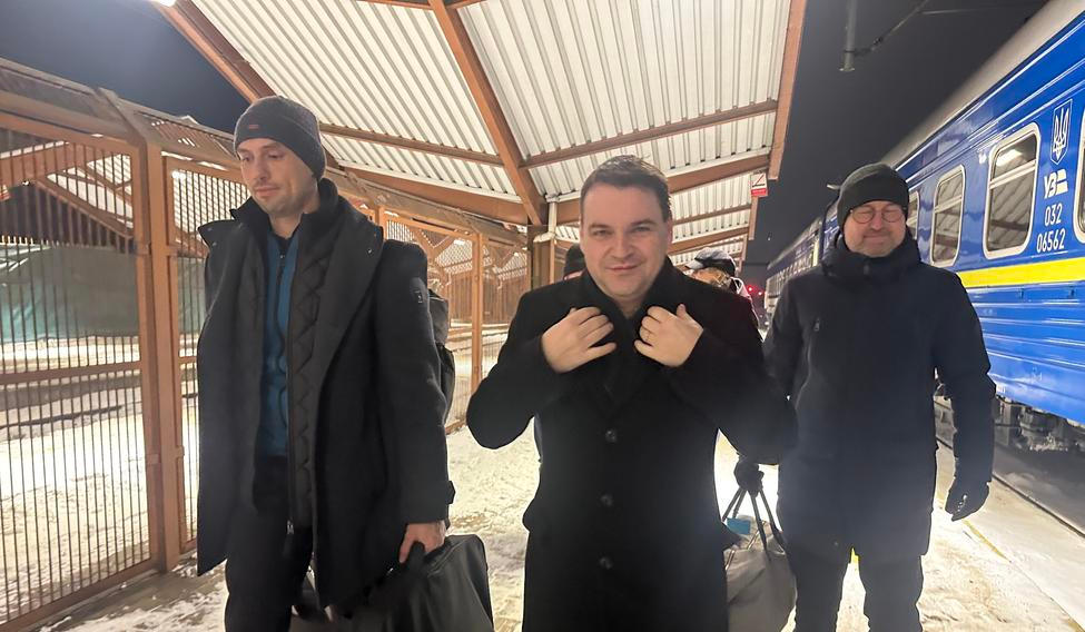 Ministr zahraničí Petr Macinka po vystoupení z vlaku, ve kterém navštívil Ukrajinu