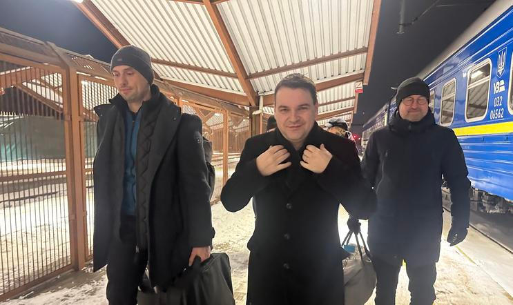 Ministr zahraničí Petr Macinka po vystoupení z vlaku, ve kterém navštívil Ukrajinu