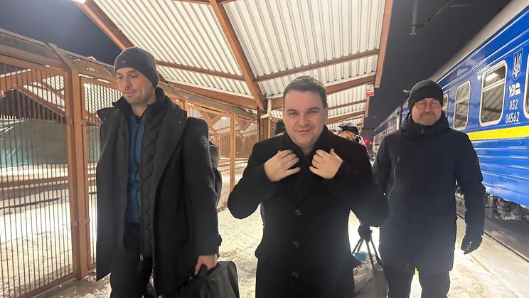 Ministr zahraničí Petr Macinka po vystoupení z vlaku, ve kterém navštívil Ukrajinu