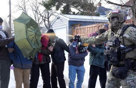 Floydovo město znovu krvácí. Agent ICE zastřelil ženu v pohybujícím se autě
