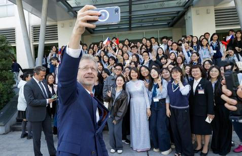Předseda horní komory Miloš Vystrčil strávil několik dní v Ho Či Minově Městě a v Hanoji. Setkal se jak s vietnamskými politickými špičkami, tak se studenty diplomacie či Vietnamci, kteří kdysi žili v Československu.