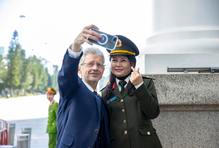 Podle Vystrčila existuje mezi Českem a Vietnamem silné pojítko, které by mohlo posílit spolupráci mezi oběma zeměmi. Přišla řeč na to, co se dá dělat na poli Parlamentu, průmyslu, vědy, techniky, vzdělávání a vzájemné výměny studentů.