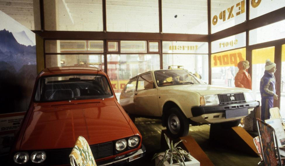 Oltcit Club a Dacia 1310 v rumunské prodejně luxusního zboží v roce 1986.