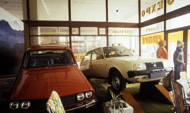 Oltcit Club a Dacia 1310 v rumunské prodejně luxusního zboží v roce 1986.