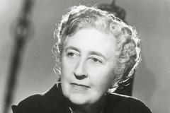 Spisovatelka Agatha Christie (1890 – 1976), duchovní matka Hercula Poirota i slečny Marplové, je považována za jednu z nejvýznamnějších autorek detektivek na světě. 