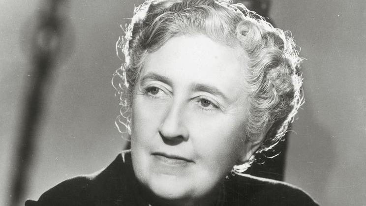 Spisovatelka Agatha Christie (1890 – 1976), duchovní matka Hercula Poirota i slečny Marplové, je považována za jednu z nejvýznamnějších autorek detektivek na světě. 