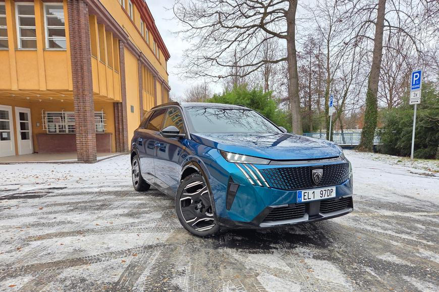 Návrat do elektrického středověku. Peugeot 5008 je rodinný poklad s problémovou baterií