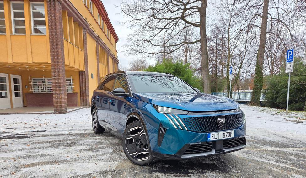 Peugeot e-5008 Dual Motor test