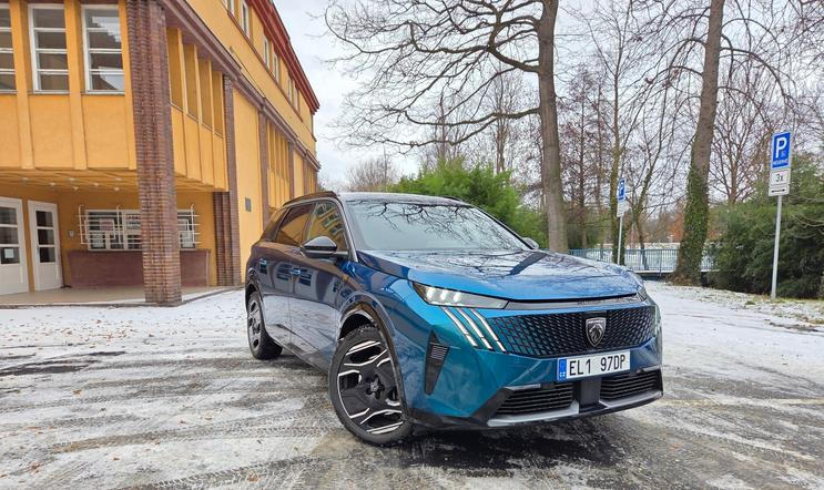 Peugeot e-5008 Dual Motor test