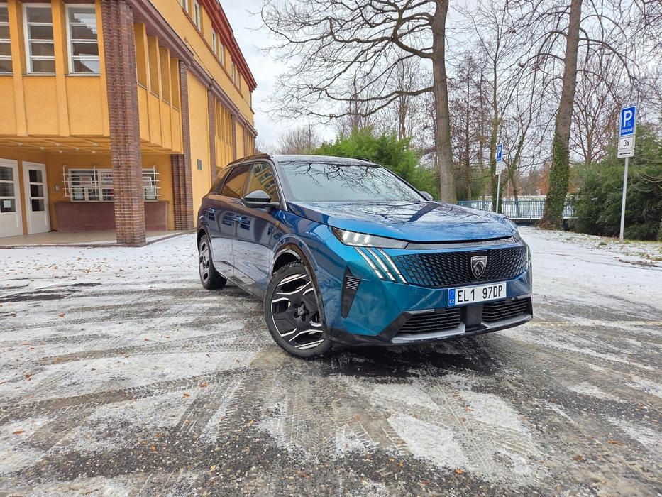 Nabídku Peugeotu 5008 doplnila dlouho očekávaná verze s pohonem všech kol. Jedná se ovšem o elektrický pohon všech kol.