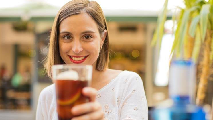 Kvas se vyrábí z obilí, ovoce, zeleniny nebo dokonce ze starého chleba - a díky fermentaci obsahuje přirozená probiotika, která podporují trávení a imunitu.