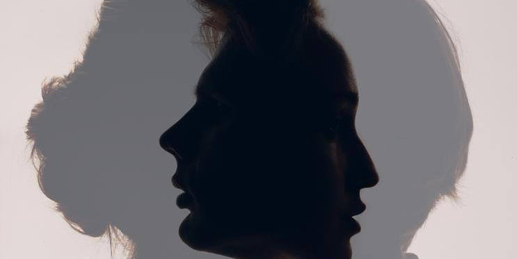 Atmosféra tajemství a vnitřního neklidu naznačuje příběh o hledání naplnění, rozhodování a pravdách, před nimiž není úniku.