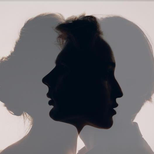 Atmosféra tajemství a vnitřního neklidu naznačuje příběh o hledání naplnění, rozhodování a pravdách, před nimiž není úniku.