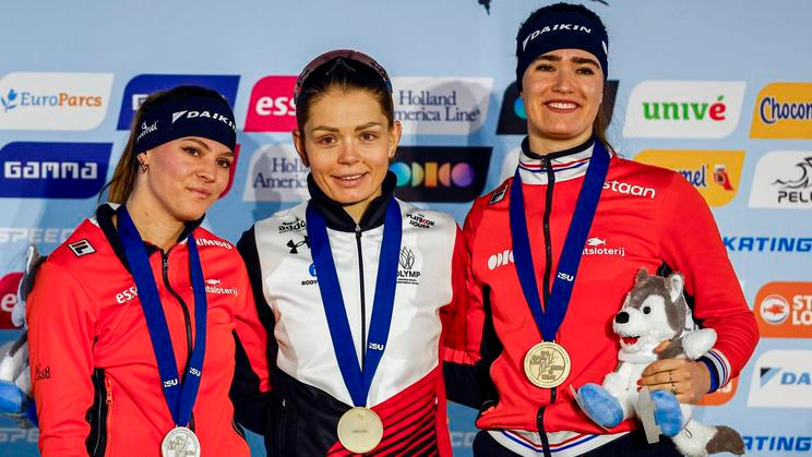 Nikola Zdráhalová (uprostřed) po vítězném závodě na ME 2026