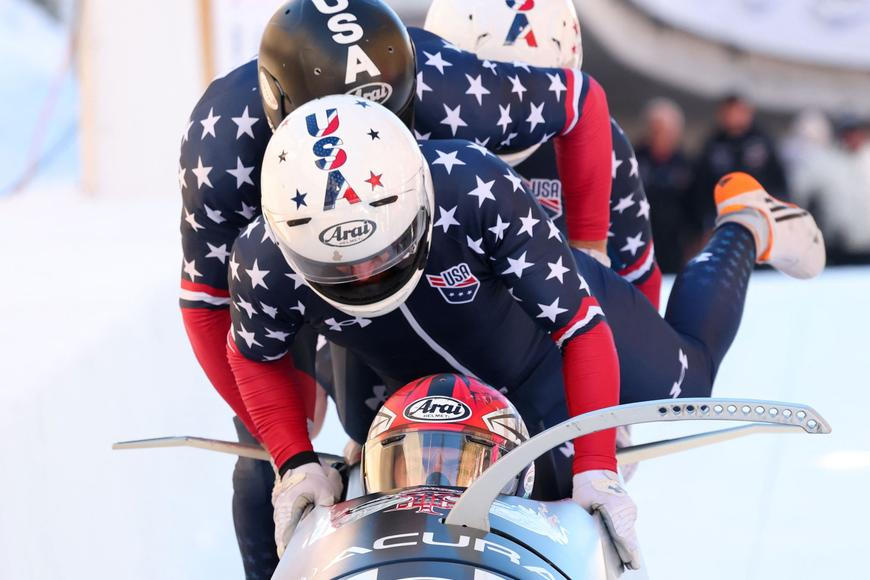 Scéna jako z Kokosů na sněhu. Američané se nevešli do bobu, pilot se strojem "plaval"