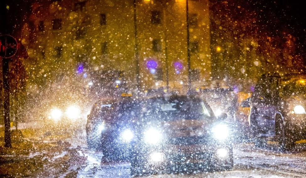 Helsinki, Finsko, Skandinávie, sníh, automobil, zasněžená cesta, silnice, zima, sněžení, sněhová kalamita