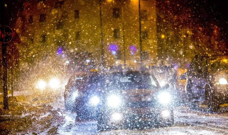 Helsinki, Finsko, Skandinávie, sníh, automobil, zasněžená cesta, silnice, zima, sněžení, sněhová kalamita