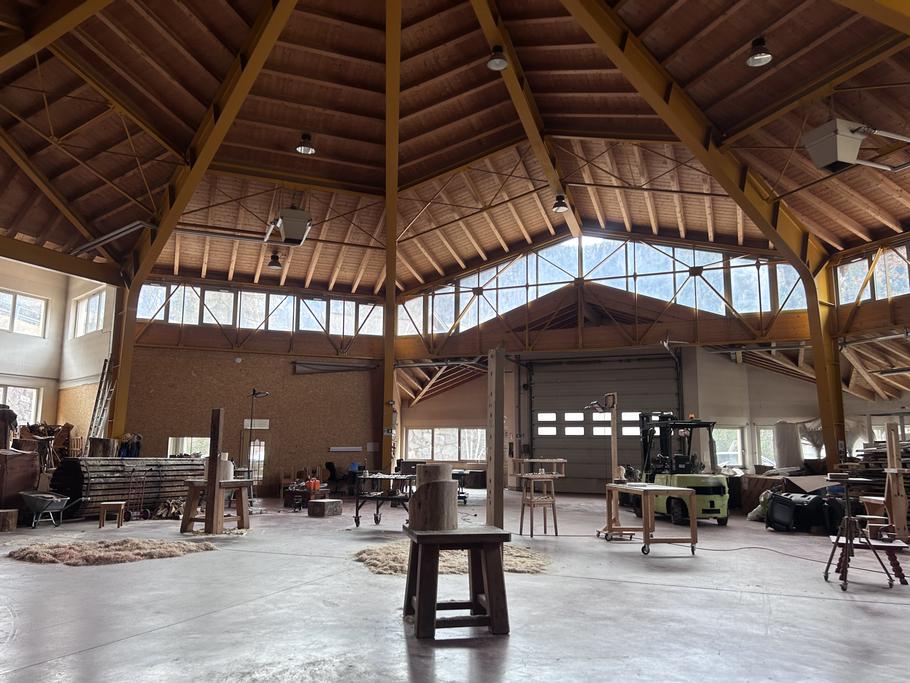 Ateliér Arona Demetze v bývalé hale na opravu sněžných rolb.