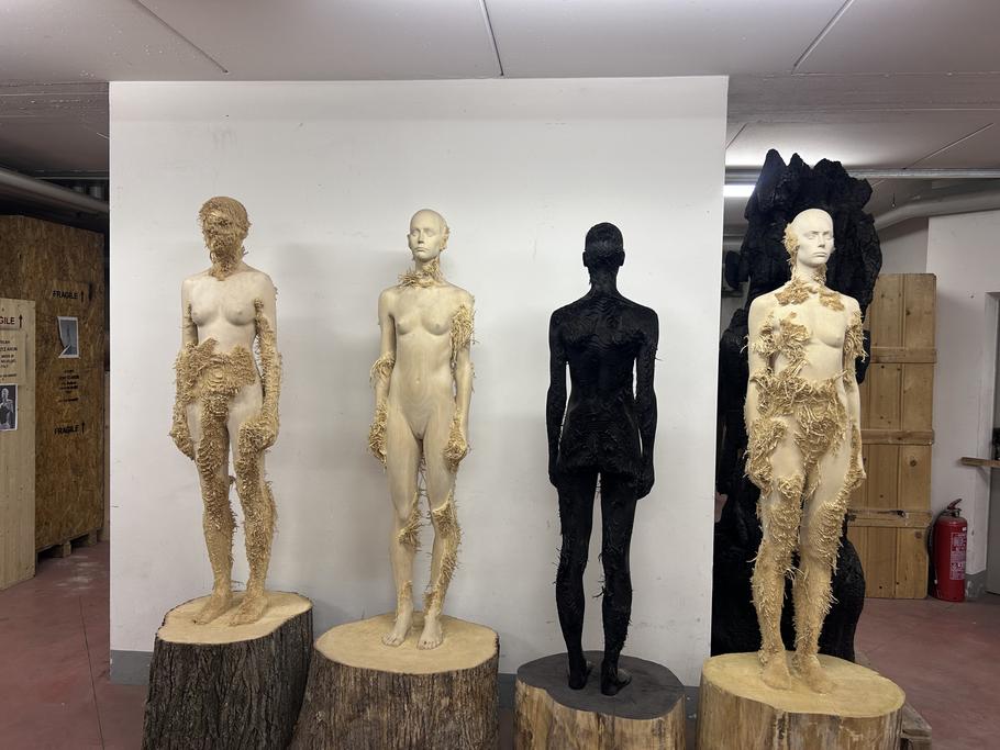 Sochy Arona Demetze. Sochař je proslulý unikátními technikami. Například - opalováním dřevěných soch.