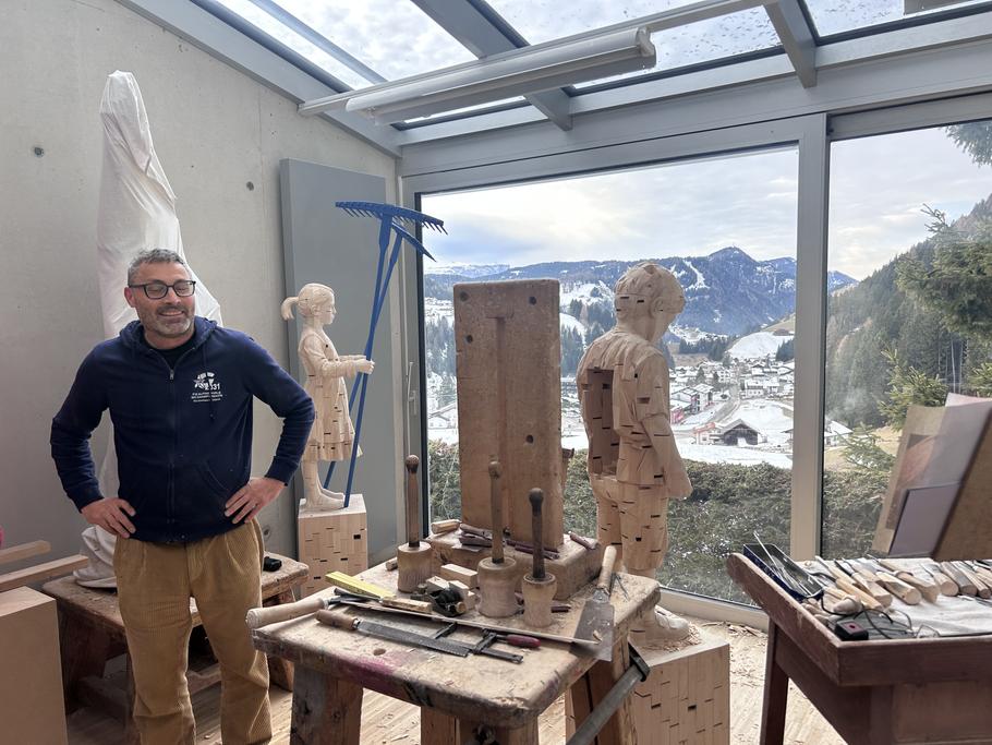 Gerhard Demetz ve svém ateliéru pod Santa Cristinou.