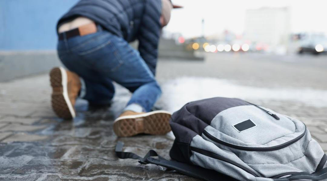 Led bývá téměř neviditelný – stačí jeden krok na zledovatělém chodníku a jistá chůze se během vteřiny změní v nebezpečný pád. I kvalitní zimní boty mohou na náledí selhat.