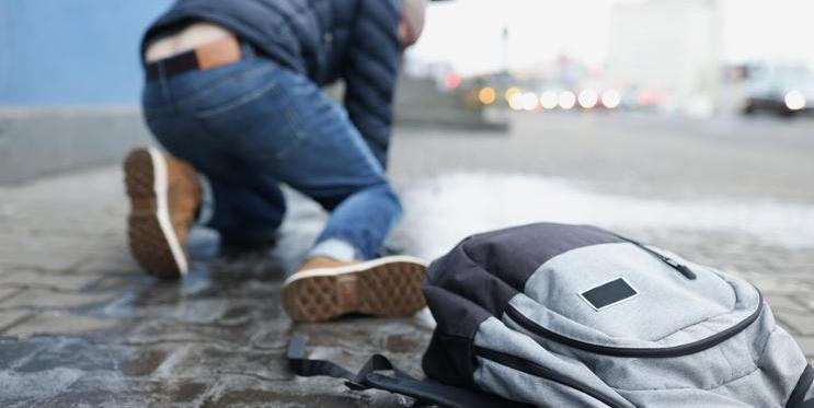 Led bývá téměř neviditelný – stačí jeden krok na zledovatělém chodníku a jistá chůze se během vteřiny změní v nebezpečný pád. I kvalitní zimní boty mohou na náledí selhat.