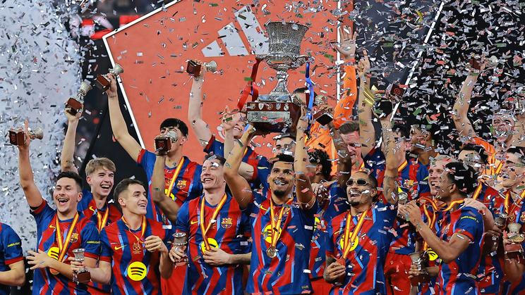 Fotbalisté Barcelony slaví triumf ve španělském Superpoháru.